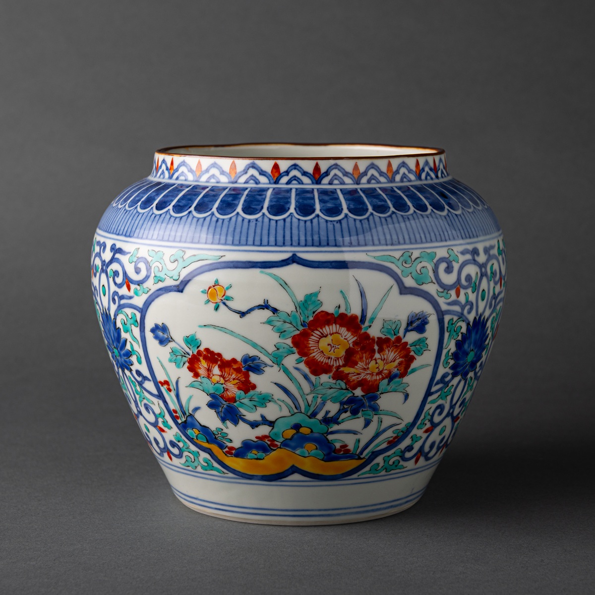 Vase with Spring and Autumn Motif｜春秋文花器