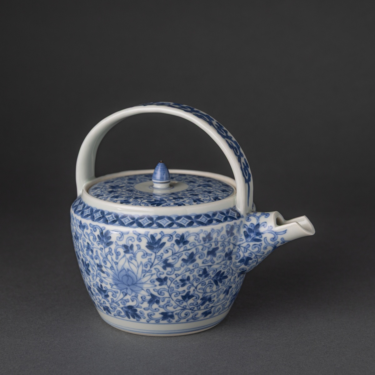 Sake Ware with Peony Arabesque Motif｜牡丹唐草文チロリ