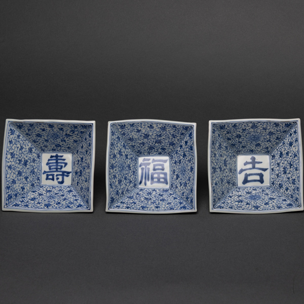 Square Bowl with Arabesque Motif｜唐草文正角鉢