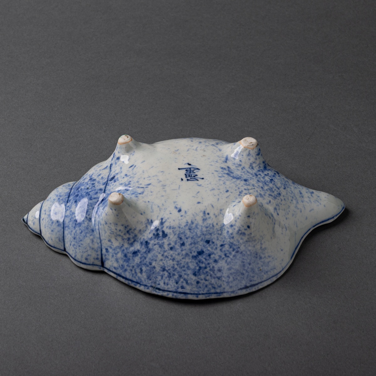 Shell-Shaped Mukōzuke with Fukizumi｜吹墨貝型向付