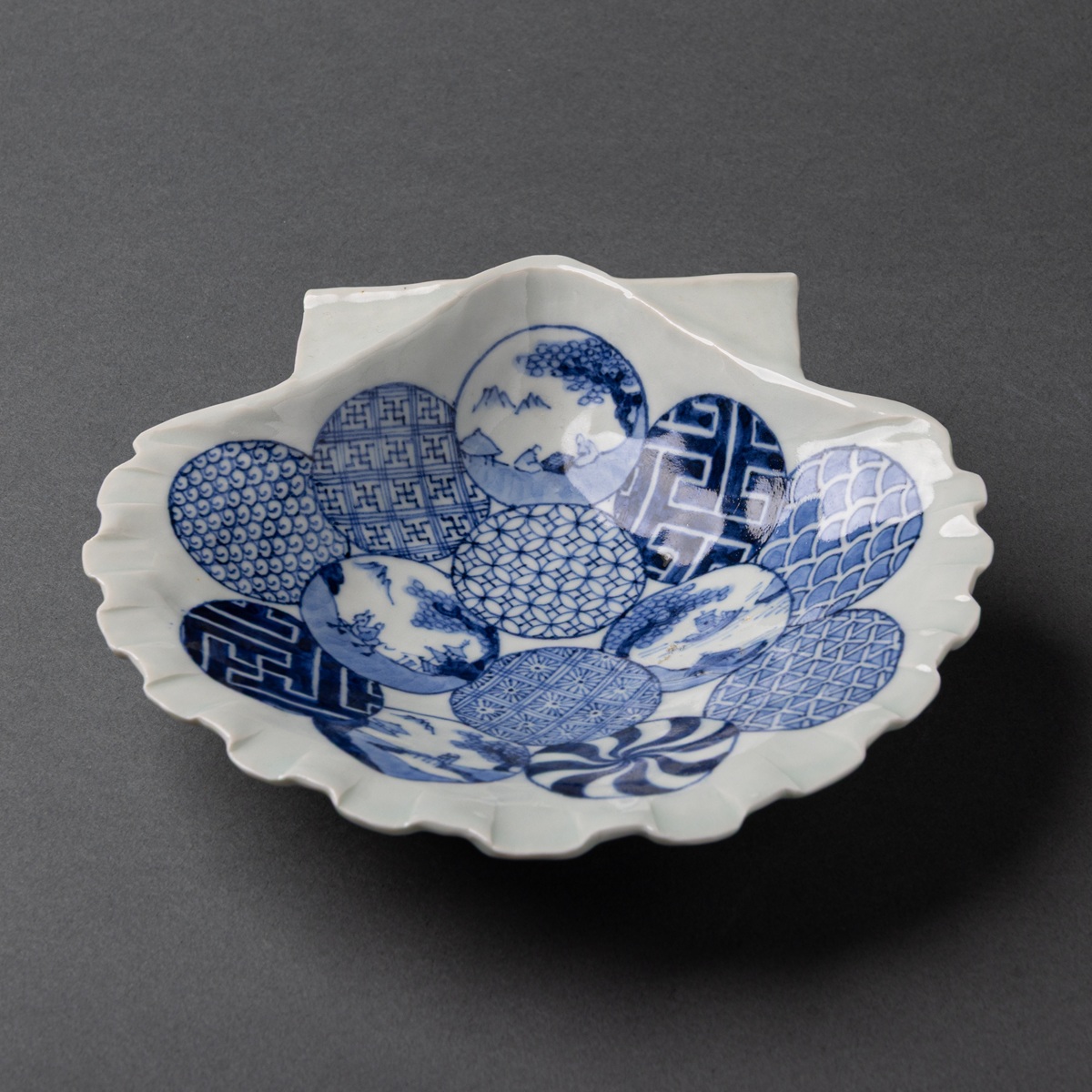 Shell-Shaped Mukōzuke with Circular Motif｜丸文貝型向付