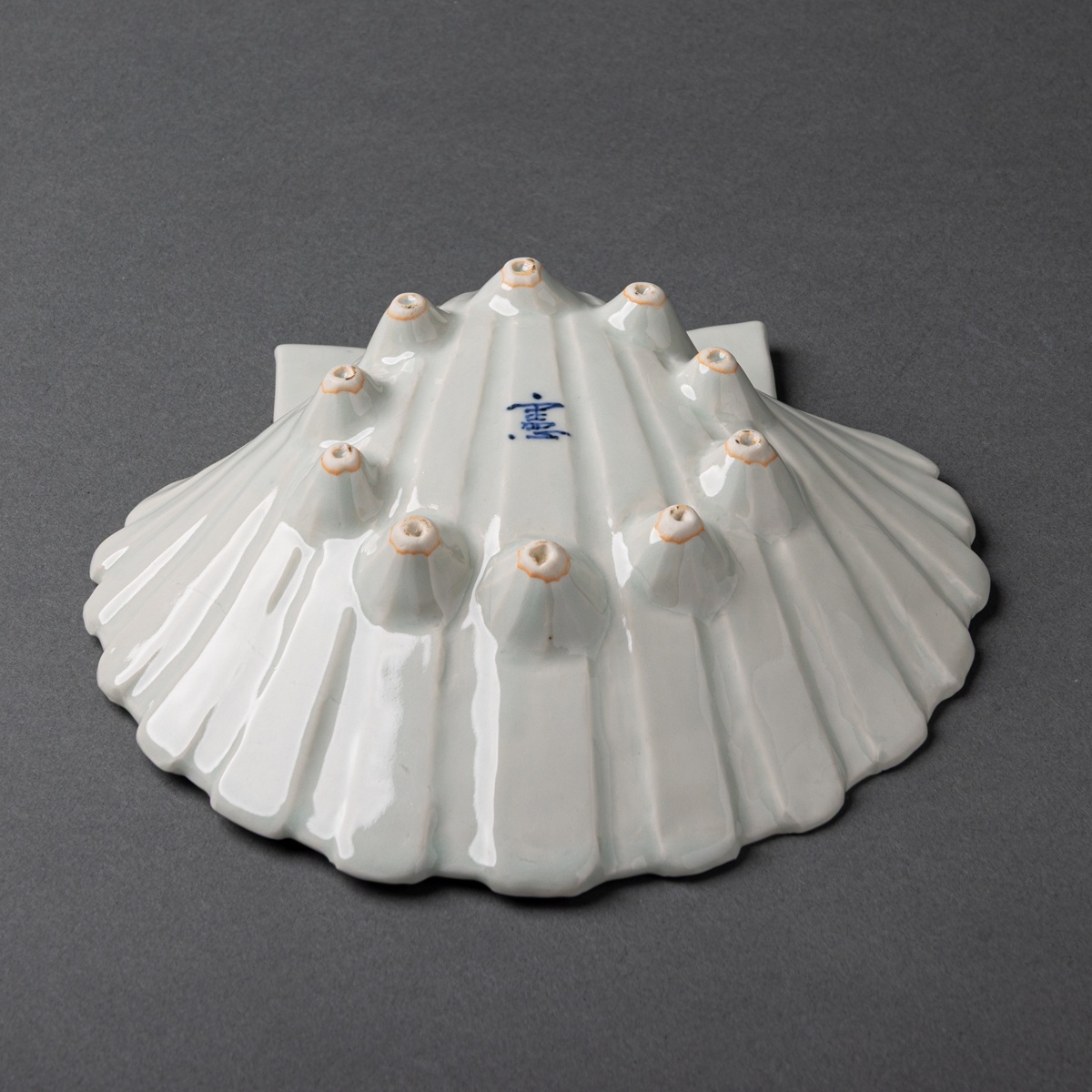 Shell-Shaped Mukōzuke with Circular Motif｜丸文貝型向付